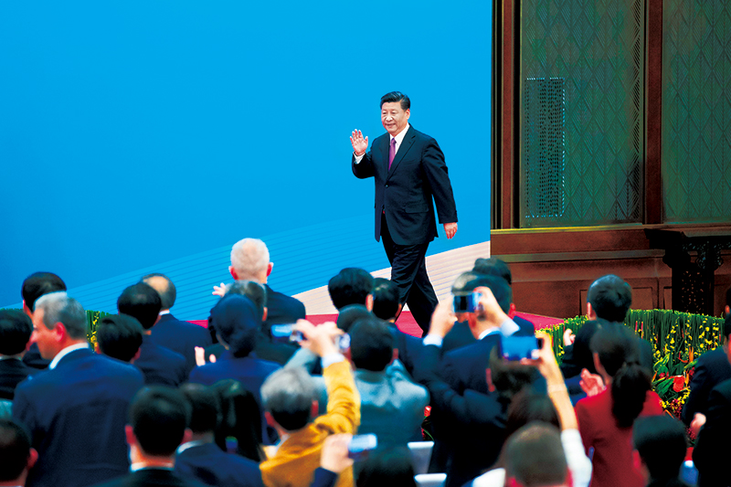 2019年4月27日，第二屆“一帶一路”國際合作高峰論壇在北京雁棲湖國際會(huì)議中心舉行圓桌峰會(huì)，國家主席習(xí)近平主持會(huì)議并致開幕辭。圓桌峰會(huì)閉幕后，習(xí)近平會(huì)見中外記者，介紹第二屆“一帶一路”國際合作高峰論壇圓桌峰會(huì)情況和主要成果。這是習(xí)近平步入記者會(huì)現(xiàn)場(chǎng)。 