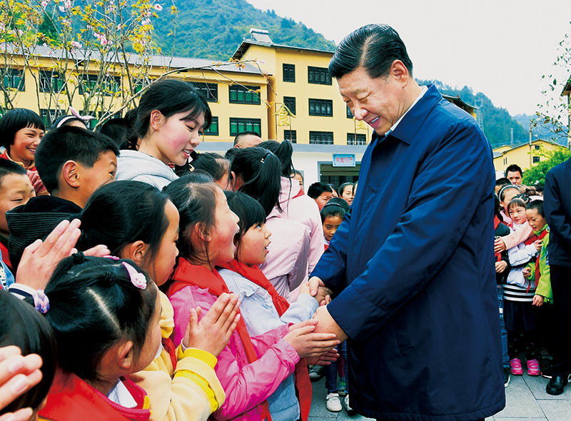 2019年4月15日至17日，中共中央總書記、國家主席、中央軍委主席習(xí)近平在重慶考察，并主持召開解決“兩不愁三保障”突出問題座談會(huì)。這是4月15日下午，習(xí)近平在石柱土家族自治縣中益鄉(xiāng)小學(xué)同學(xué)生們親切交談，詢問他們學(xué)習(xí)和生活情況。 
