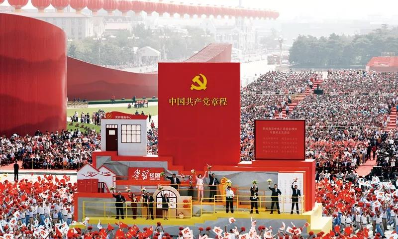 2019年10月1日上午，慶祝中華人民共和國成立70周年大會在北京天安門廣場隆重舉行。這是群眾游行中的“從嚴治黨”方陣。新華社記者 蘭紅光/攝