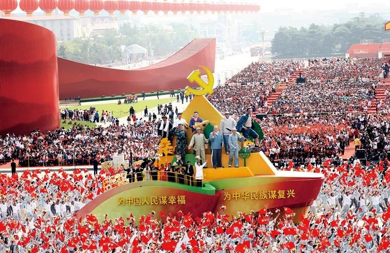 2019年10月1日上午，慶祝中華人民共和國成立70周年大會在北京天安門廣場隆重舉行。這是群眾游行中的“不忘初心”方陣。新華社記者 蘭紅光/攝