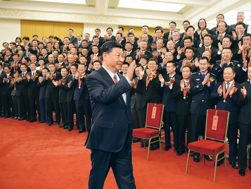 2019年6月25日，黨和國家領(lǐng)導(dǎo)人習(xí)近平、李克強、王滬寧等在北京人民大會堂會見第九屆全國“人民滿意的公務(wù)員”和“人民滿意的公務(wù)員集體”受表彰代表。新華社記者 李學(xué)仁/攝